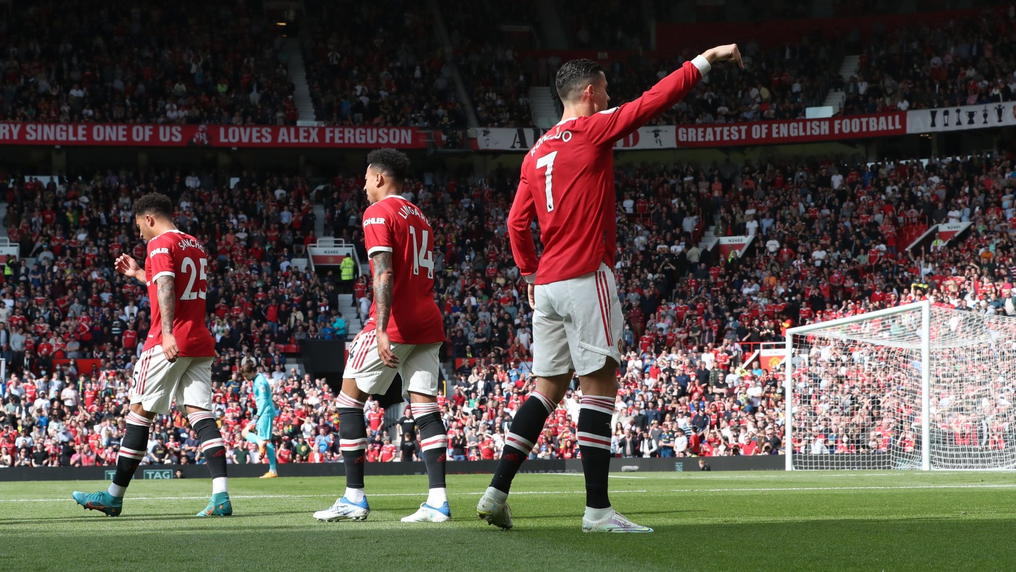 Cristiano Ronaldo esteve perto de um golo do outro mundo, mas o poste evitou