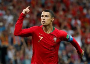 Cristiano Ronaldo ultrapassou os 900 gols na carreira com um bis contra a Irlanda