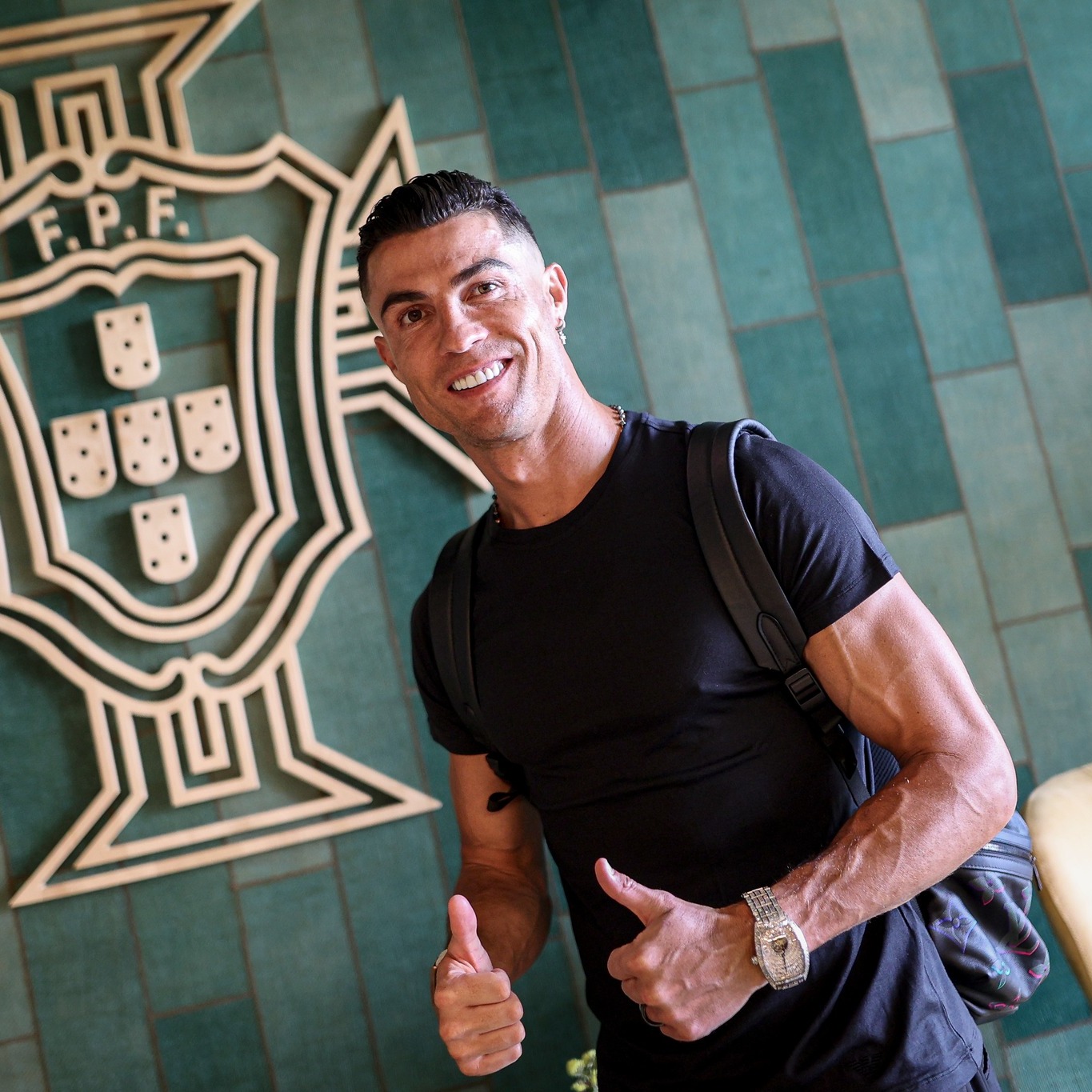 Cristiano Ronaldo conversou com os jornalistas assim que chegou à Alemanha