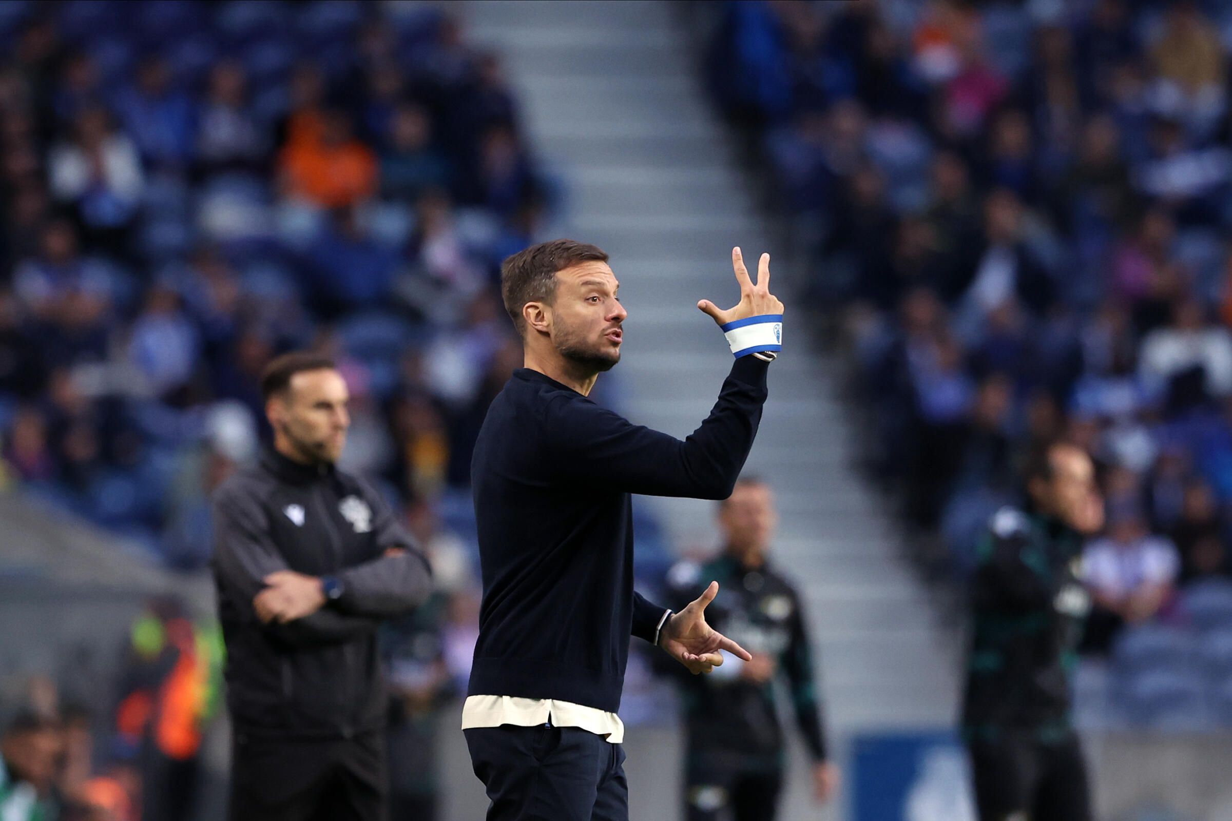 Anselmi oferece uma prenda aos jogadores do FC Porto após vitória sobre o Moreirense