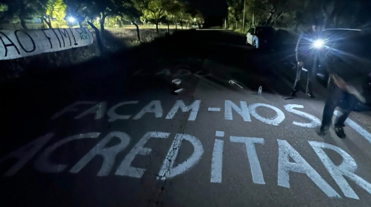 “Façam-nos acreditar”: Claque do Sporting deixa mensagens de apoio antes do dérbi decisivo