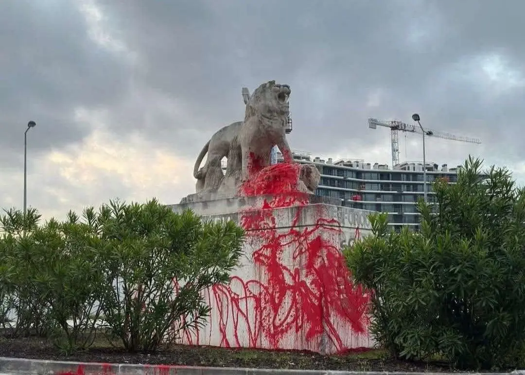 Vandalismo em Alvalade: estátua do leão pintada de vermelho a dias do dérbi