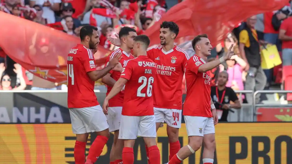 Benfica Persegue Liderança Isolada e Sonha com Título Frente ao Sporting