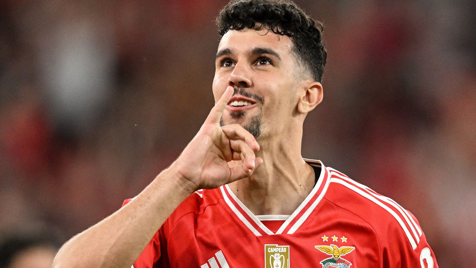 PSG volta à carga por Tomás Araújo e Benfica define preço da transferência
